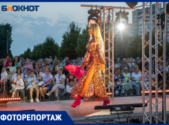 Город в образе: дизайнеры превратили Волжский в коллекцию одежды к празднику 