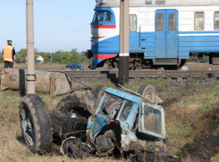 В Волгоградской области молодой тракторист пострадал в столкновении с поездом