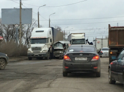 На выезде из города Волжского крупная авария парализовала движение