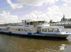 Под Волгоградом теплоход врезался в эстакаду