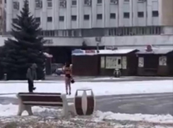 На видео попал проход девушки в купальнике по центру Волжского
