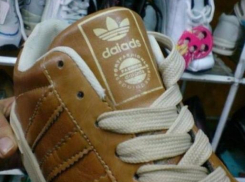 Волгоградца осудили на торговлю поддельными кроссовками и спортивными костюмами