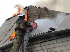 Кровля частного дома сгорела под Волжским