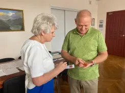 Главе Волжского вручили памятную медаль за проделанную работу по воспитанию молодежи