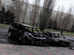 Неизвестные специально сожгли четыре автомобиля в Волжском