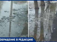 Лужи во дворах затапливают подвалы и первые этажи домов в Волжском