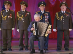 Настоящих мужиков поздравили творческие коллективы Волжского