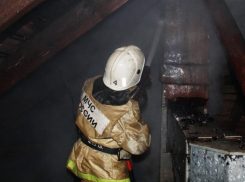 Огненная стихия захватила дачу в Волжском