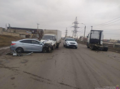 В Волжском случилось тройное ДТП: есть пострадавший