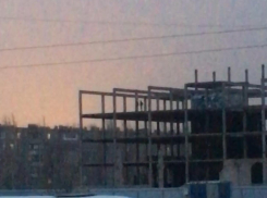 В Волжском два «экстремала» забрались на последний этаж «недостроя»