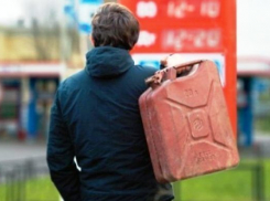 В Волжском неизвестные сливают бензин с отечественных «легковушек»