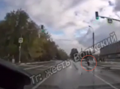 Уткнулась в телефон и шагает на красный: в Волжском на видео попал отчаянный пешеход