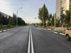 Дорожники устраняют недочеты на отремонтированныx улицаx в Волжском