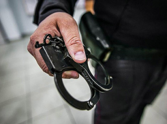 В Волжском задержали мужчину за кражу наушников и дорогой парфюмерии