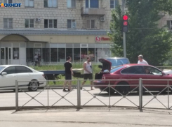«Дружки участников ДТП перекрыли дорогу»: в Волжском большая пробка из-за аварии