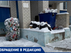 В Волжском дворник в одиночку пытается справиться с горами мусора