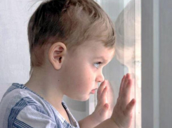 В Волжском 5-летний мальчик выжил после падения с пятого этажа