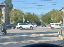 Военная техника идет по центру Волжского: движение перекрыто