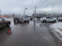 В Волжском водитель проигнорировал «главную» и отправил двух пассажиров в больницу