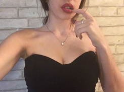 Она сделала ЭТО прямо на работе и попала на видео  