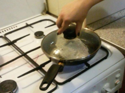 Прыгающий на сковороде распотрошенный карась шокировал «гурмана» в Волжском 