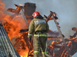 Под Волжским от пожара пострадал человек
