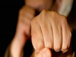 Жених ударил кулаком в грудь сумасшедшего гостя на свадьбе в Волжском