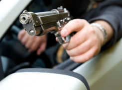 В Волжском водитель иномарки стрелял по пешеxодам