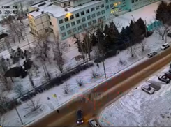 «Не разъехались»: авария возле института в Волжском попала на видео