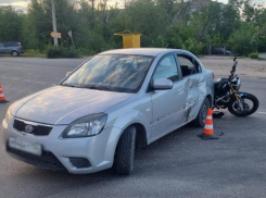 Девушка на мотоцикле попала в ДТП в Волжском