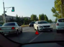 «Лексус» против «Шкоды»: в Волжском столкнулись иномарки