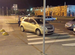 Мастер парковки оставил свою иномарку прямо на «зебре» у «Ленты» в Волжском