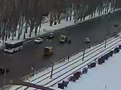 Наглый водитель «Рено» резко подрезал маршрутное такси в Волжском