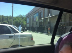 Толпа полицейских у ТЦ Волжского не на шутку напугала горожан
