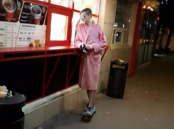 «Мамкин модник» в розовом халате и на скейте спалился в Волжском