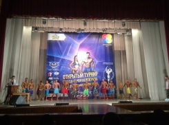 Открытое первенство Волгограда по бодибилдингу: купальники, искусственный загар и звание лучших 