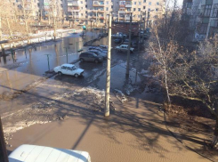 Из-за огромной лужи во дворе пятиэтажный дом под Волжским пошел трещинами