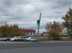 Волжане попросили привести в порядок падающий светофор на дороге