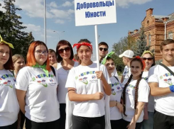 Студенты почистили озеро в Волжском