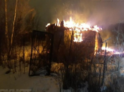 Металлический вагончик вспыхнул глубокой ночью под Волжским