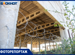 Колючая проволока, мусор и заржавевшие запреты: какие опасности хранит заброшенные портовые хлева в Волжском