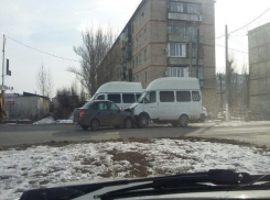 В Средней Ахтубе «Лада Гранта» врезалась в маршрутку №246