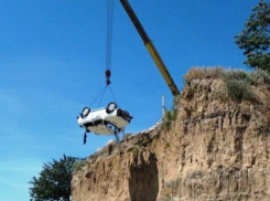 На острове Сарпинском «Нива» сорвалась с обрыва вместе с водителем