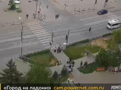 Самокатчики сбили женщину в Волжском: видео