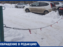 В Волжском женщина огородила парковку и продает места соседям