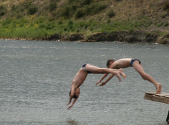 11-летний мальчик повредил позвоночник, нырнув в пруд под Волгоградом
