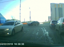 Видео аварии на перекрестке напротив аквапарка в Волжском