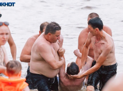 Спасатель рассказал подробности спасения утопающего на городском пляже в Волжском