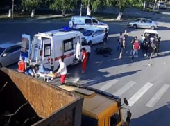 17-летний водитель врезался в «Ниву» в Волгограде: видео ДТП