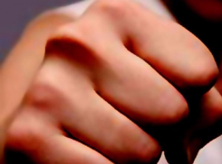 Волжанина избили и ограбили средь бела дня у подъезда собственного дома